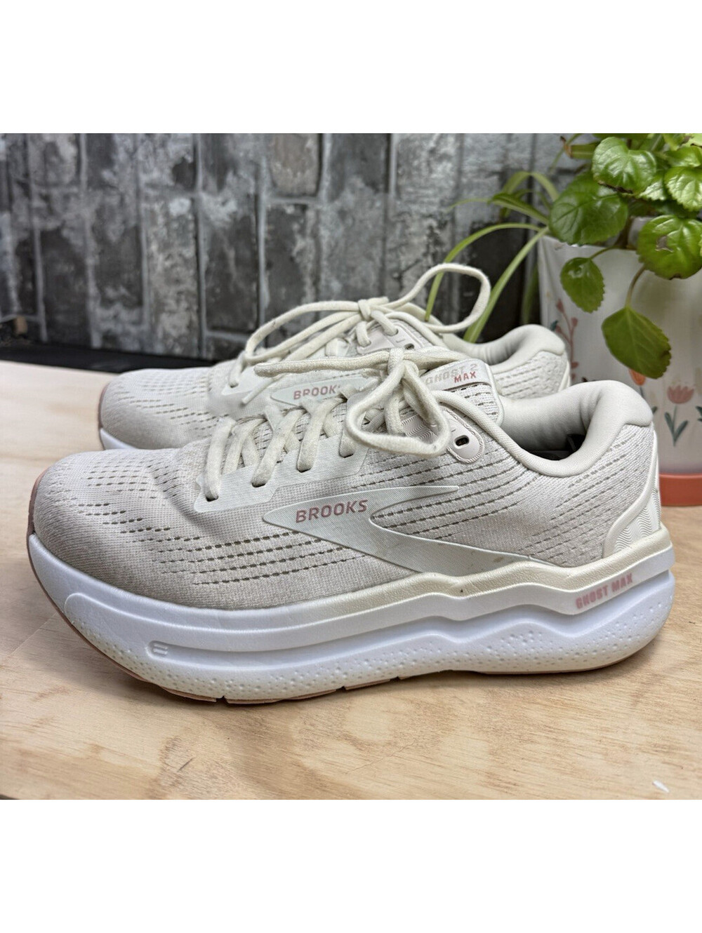 Brooks Ghost Max Wide (D) Beige/White/Pink Low Top Lace-Up Sneaker 120420